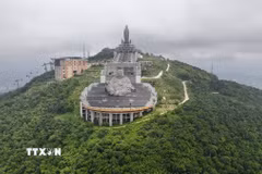 Không gian quần thể công trình tâm linh trên đỉnh Núi Bà Đen nhìn từ trên cao. (Ảnh: Thanh Tân/TTXVN)