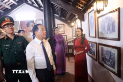 Đồng chí Trịnh Văn Quyết, Ủy viên Bộ chính trị, Bí thư Trung ương Đảng, Trưởng ban Tuyên Giáo Trung ương cùng đoàn công tác tham quan nhà lưu niệm cụ Huỳnh Thúc Kháng. (Ảnh: Trần Tĩnh/TTXVN)