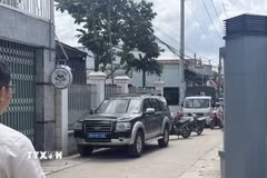 Lực lượng chức năng thành phố Đồng Nai thực hiện phong tỏa hiện trường, lấy lời khai và điều tra nguyên nhân vụ án mạng. (Ảnh: Lê Xuân/TTXVN)