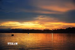 Bức tranh hoàng hôn êm đềm, huyền ảo trên sông Hương, thành phố Huế. (Ảnh: Nguyên Lý/TTXVN)