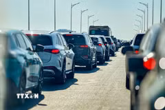 Các phương tiện nối đuôi nhau, di chuyển chậm trên đường Vành đai 2 trên cao hướng về cầu Vĩnh Tuy. (Ảnh: Trung Nguyên/TTXVN)