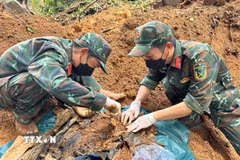 Ban Chỉ huy quân sự xã Đặng Thùy Trâm tìm thấy 3 hài cốt liệt sỹ tại Bệnh xá Đức Phổ (bệnh xá Hồ Sâu), tổ Hố Sâu, thôn Đồng Răm. (Ảnh: TTXVN phát)