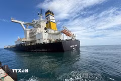 Tàu chở quặng mang quốc tịch Hy Lạp Merchant Mariner, chở hơn 174.000 tấn quặng và khoảng 3.000 tấn dầu DO, tại vùng biển Dung Quất (Quảng Ngãi). (Ảnh: TTXVN phát)