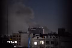 Khói bốc lên tại Tehran, Iran ngày 1/3/2026. (Nguồn: THX/TTXVN)