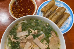 Cháo canh thường được ăn cùng ram - loại chả cuốn nhỏ được chiên vàng giòn. (Nguồn: Vietnam+)