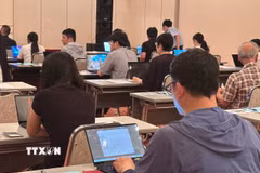 Các thí sinh làm quen với máy tính trước khi bước vào kỳ thi. (Ảnh: Nguyễn Tuyến/TTXVN)