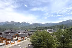 Nằm dưới chân núi Bukhansan, thuộc quận Eunpyeong ở phía Tây Bắc thủ đô Seoul, làng Hanok Eunpyeong là khu dân cư mang kiến trúc truyền thống Hàn Quốc được quy hoạch hài hòa với cảnh quan thiên nhiên. Những ngôi nhà hanok với mái ngói cong đặc trưng nổi bật trên nền núi Bukhansan tạo nên khung cảnh thanh bình, thu hút đông đảo du khách trong và ngoài nước. (Ảnh: Nhật Hưng/TTXVN)