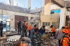 Quân đội phối hợp với Cơ quan Tìm kiếm và Cứu nạn quốc gia tìm kiếm các nạn nhân động đất. (Ảnh: TTXVN phát)