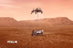 Tàu thám hiểm Perseverance của NASA hạ cánh xuống sao Hỏa. (Nguồn: THX/TTXVN)