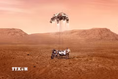Tàu thám hiểm Perseverance của NASA hạ cánh xuống sao Hỏa. (Ảnh: THX/TTXVN)