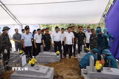 Đoàn công tác kiểm tra công tác lấy mẫu hài cốt liệt sỹ tại nghĩa trang liệt sỹ Đông Lỗ, xã Hiệp Hòa (Bắc Ninh). (Ảnh: Thanh Thương/TTXVN)