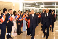 Cán bộ nhân viên đại sứ quán và cộng đồng người Việt Nam tại Pháp đón Tổng Bí thư, Chủ tịch nước Tô Lâm và Phu nhân. (Ảnh: Thống Nhất/TTXVN)