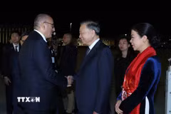 Đại biểu Pháp đón Tổng Bí thư, Chủ tịch nước Tô Lâm và Phu nhân tại sân bay Orly, Paris. (Ảnh: Thống Nhất/TTXVN)