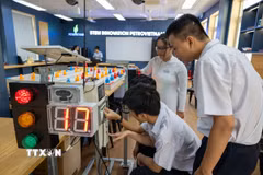 Trải nghiệm vận hành hệ thống đèn tín hiệu thông minh trong phòng thí nghiệm STEM. (Ảnh: Xuân Quý/TTXVN)