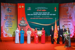 Bà Võ Thị Ánh Xuân, Phó Chủ tịch nước, Phó Chủ tịch thứ nhất Hội đồng Thi đua - Khen thưởng Trung ương thay mặt lãnh đạo Đảng, Nhà nước trao Huân chương Lao động hạng Ba tặng Nhà hát Nghệ thuật Đương đại Việt Nam. (Ảnh: Khánh Hòa/TTXVN)