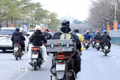 Người dân tiếp tục trở về quê để đoàn tụ gia đình trong dịp Tết đến Xuân về. (Ảnh: Tuấn Anh/TTXVN)