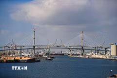 Quang cảnh cảng hàng hóa tại California, Mỹ. (Ảnh: THX/TTXVN phát)