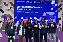 Đoàn Việt Nam chụp ảnh lưu niệm trong khuôn khổ cuộc thi Global HackAtom 2026. (Ảnh: TTXVN phát)