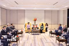 Đồng chí Hàm Huy, Phó Chủ tịch Chính hiệp Toàn quốc Trung Quốc chào xã giao đồng chí Bùi Thị Minh Hoài, Ủy viên Bộ Chính trị, Bí thư Trung ương Đảng, Chủ tịch Ủy ban Trung ương Mặt trận Tổ quốc Việt Nam. (Ảnh: Minh Đức/TTXVN)