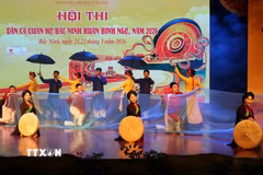 Văn nghệ chào mừng hội thi. (Ảnh: Thái Hùng/TTXVN)