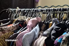 Việc tìm đến các cửa hàng thanh lý và ký gửi đồ cũ đang trở thành thói quen mua sắm được nhiều bạn trẻ ưa chuộng. (Ảnh: Minh Phương/Vietnam+)