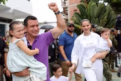 Tổng thống Ecuador Daniel Noboa (thứ 2, trái) tại điểm bầu cử ở Olon, tỉnh Santa Elena, ngày 13/4/2025. (Ảnh: THX/TTXVN)