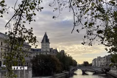 Cầu Pont au Change nối đảo Île de la Cité với hữu ngạn sông Seine. Cây cầu hiện nay được xây dựng dưới thời Hoàng đế Napoléon III và đưa vào sử dụng năm 1860. (Ảnh: Trần Đức Hùng/TTXVN)