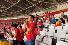 Các cổ động viên Việt Nam với số lượng khiêm tốn, vẫn cổ vũ nhiệt huyết cho đội tuyển. (Ảnh: Đỗ Quyên/TTXVN)