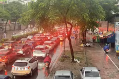 Đường Nguyễn Văn Cừ hướng vào trung tâm trong tình trạng tắc nghẽn cục bộ. (Ảnh: An Đăng/TTXVN)