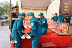 Cán bộ, chiến sỹ Bộ Chỉ huy Quân sự tỉnh Khánh Hòa đưa hài cốt liệt sỹ tại khu vực Nhà lao Thành Diên Khánh cũ về Đài Tưởng niệm Cầu Thành. (Ảnh: Đặng Tuấn/TTXVN)