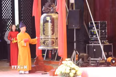Nghi thức thỉnh chuông. (Ảnh: Văn Đức/TTXVN)