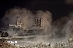 Lực lượng cứu hỏa và các đội phòng vệ dân sự dập lửa cháy sau vụ nổ đường ống dẫn khí tại Nhà máy điện Tishrin ở thủ đô Damascus, Syria, ngày 30/9/2026. (Ảnh: AA/TTXVN phát)