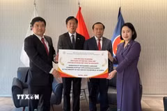 Bộ trưởng Bộ trưởng Bộ Khoa học và Công nghệ Vũ Hải Quân chứng kiến Giám đốc Học viện Công nghệ Bưu chính Viễn thông Đặng Hoài Bắc trao Ứng dụng học tiếng Việt tới Lãnh đạo Đại sứ quán Việt Nam tại Hàn Quốc. (Ảnh: Đào Lâm/TTXVN)