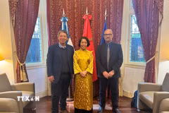 Đại sứ Ngô Minh Nguyệt (giữa) và đại diện Đảng Cộng sản Uruguay và Đảng Cộng sản Argentina. (Ảnh: Diệu Hương/TTXVN)