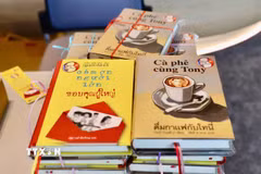 Những cuốn sách phiên bản tiếng Thái dành tặng khách tham gia sự kiện. (Ảnh: Trang Nhung/TTXVN)