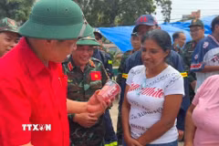 Đại sứ Vũ Trung Mỹ thăm hỏi và tặng quà cho nạn nhân của trận động đất kép. (Ảnh: Phi Hùng/TTXVN)