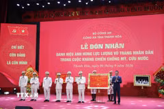 Chủ tịch Ủy ban Nhân dân tỉnh Thanh Hóa Tô Anh Dũng tặng bức trướng chúc mừng Công an tỉnh Thanh Hóa đón nhận Danh hiệu Anh hùng Lực lượng Vũ trang Nhân dân thời kỳ kháng chiến chống Mỹ, cứu nước. (Ảnh Nguyễn Nam/TTXVN)