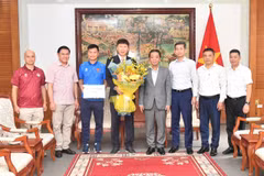 Thứ trưởng Bộ Bộ Văn hóa, Thể thao và Du lịch Hoàng Đạo Cương, Cục trưởng Cục Thể dục thể thao Việt Nam Nguyễn Danh Hoàng Việt, cùng các lãnh đạo Bộ Bộ Văn hóa, Thể thao và Du lịch, Cục Thể dục thể thao Việt Nam gặp gỡ biểu dương Đội tuyển Việt Nam đạt thành tích vô địch Đông Nam Á 2026 và trao phần thưởng của Chính phủ cho đội tuyển. (Nguồn: VFF)