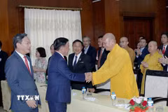 Thường trực Ban Bí thư Trần Cẩm Tú gặp gỡ cộng đồng người Việt Nam tại Lào. (Ảnh: Phương Hoa/TTXVN)