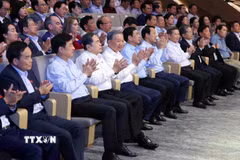 Tổng Bí thư, Chủ tịch nước Tô Lâm và Chủ tịch Quốc hội Trần Thanh Mẫn cùng các đồng chí lãnh đạo Đảng, Nhà nước dự Chương trình nghệ thuật "Tổ quốc trong tim." (Ảnh: Phạm Kiên/TTXVN)