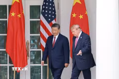 Tổng thống Mỹ Donald Trump (phải) đón Chủ tịch Trung Quốc Tập Cận Bình tại Nhà Trắng ở Washington, D.C., ngày 24/9/2026. (Ảnh: THX/TTXVN phát)