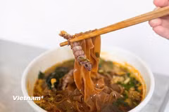 Một bát bánh đa nóng thường được lựa chọn cho bữa sáng, nhưng cũng có thể trở thành món ăn bất cứ lúc nào trong ngày. (Nguồn: Vietnam+)
