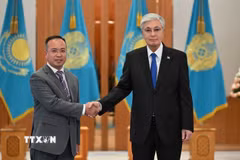 Đại sứ Nguyễn Thành Lê trình Quốc thư lên Tổng thống Kazakhstan. (Ảnh: TTXVN phát)