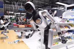 Robot trình diễn khả năng lấy và di chuyển vật thể tại Hội nghị Robot Thế giới 2026 ở Bắc Kinh, Trung Quốc, ngày 19/8/2026. (Ảnh: THX/TTXVN phát)