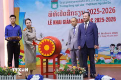 Hiệu trưởng Trường song ngữ Lào-Việt Nam Nguyễn Du Nguyễn Thị Thanh Hương đánh trống khai giảng năm học mới 2025-2026. (Ảnh: Xuân Tú/TTXVN)