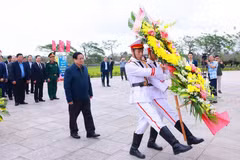 Trong chuyến thăm và làm việc tại tỉnh Quảng Nam, sáng 8/2/2025, Thủ tướng Phạm Minh Chính và đoàn công tác đến dâng hương, dâng hoa tưởng niệm các Anh hùng liệt sỹ tại Nghĩa trang liệt sỹ tỉnh Quảng Nam và Tượng đài Mẹ Việt Nam anh hùng ở thành phố Tam Kỳ. (Ảnh: Dương Giang/TTXVN)
