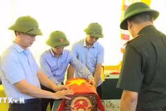 Lực lượng chức năng tiếp nhận, bảo quản các bộ hài cốt liệt sỹ. (Ảnh: Hoàng Ngọc/TTXVN)