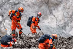 Lực lượng cứu hộ tìm kiếm nạn nhân sau lũ quét tại khu vực Gyirong thuộc Khu tự trị Tây Tạng, Trung Quốc. (Ảnh: THX/TTXVN phát)