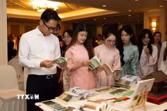 Lưu học sinh tìm hiểu những tác phẩm về ấn phẩm sách, ảnh tiêu biểu về cuộc đời, sự nghiệp, tư tưởng, đạo đức, phong cách Chủ tịch Hồ Chí Minh. (Ảnh: TTXVN phát)