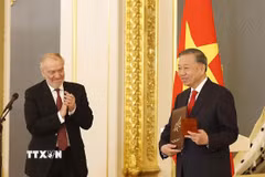 Nghệ sỹ Nhân dân Liên bang Nga Valery Gergiev, Chủ tịch Hội đồng Giám khảo Giải thưởng Hòa bình Lev Tolstoy trao Giải thưởng Hoà bình Lev Tolstoy năm 2026 cho Tổng Bí thư, Chủ tịch nước Tô Lâm. (Ảnh: Thống Nhất/TTXVN)